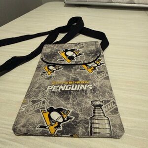 Pittsburgh Penguins Crossbody Cell Phone Bag in Gray and Yellow